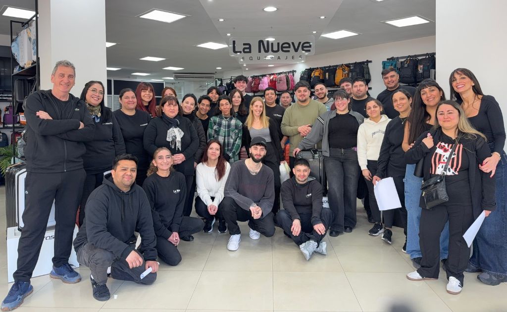 TODO EL EQUIPO DE FUERZA DE VENTA DE LA NUEVE EQUIPAJES.